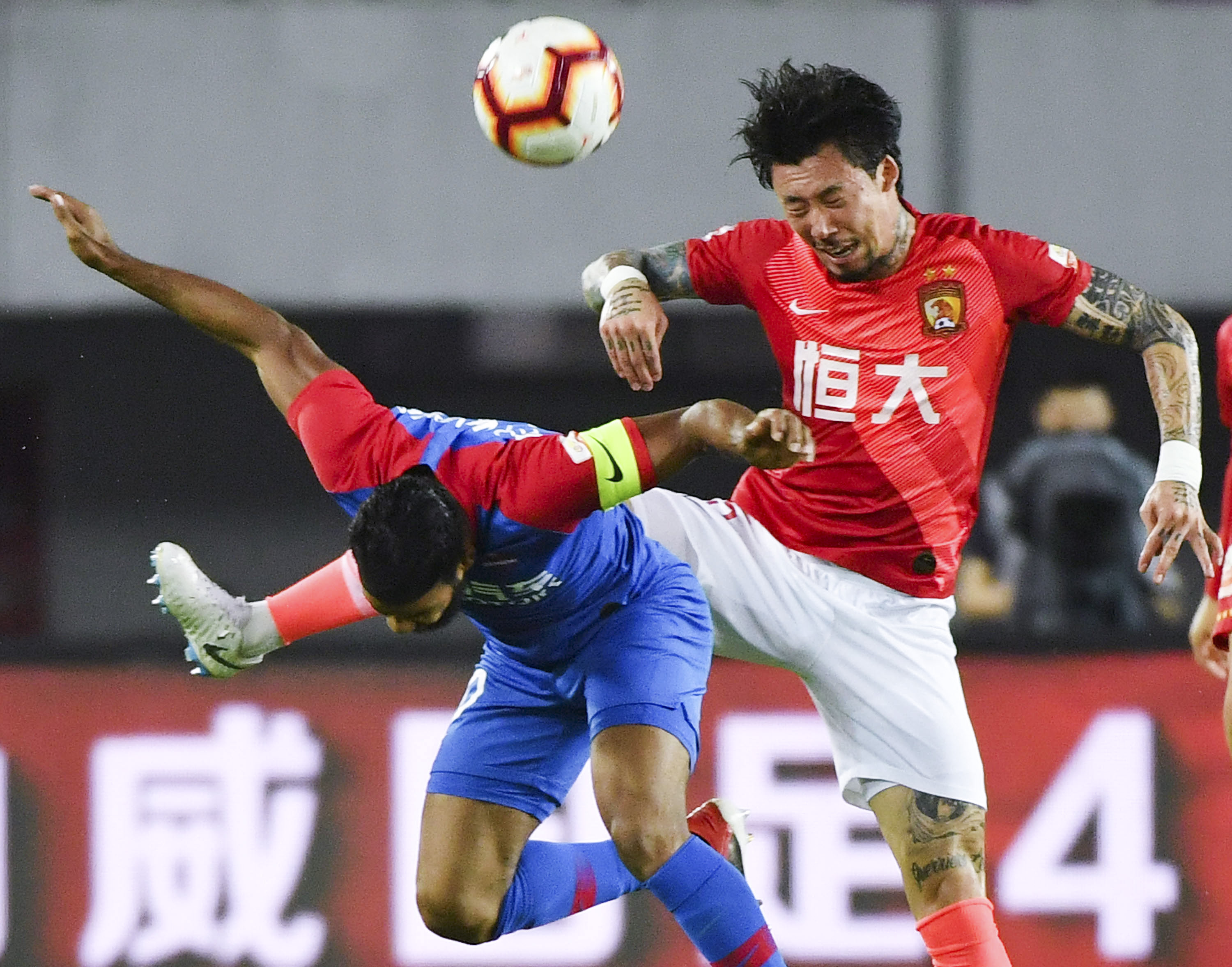 客场高举自 客场高举自